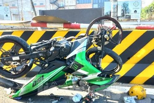 Mô tô lật ngửa, tài xế đi cấp cứu sau khi lao vào dải phân cách