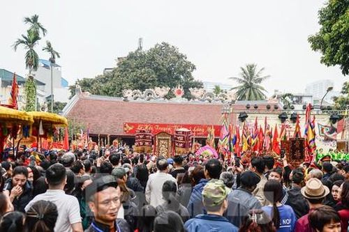 Xem 'kiệu bay' giữa phố phường Thủ đô