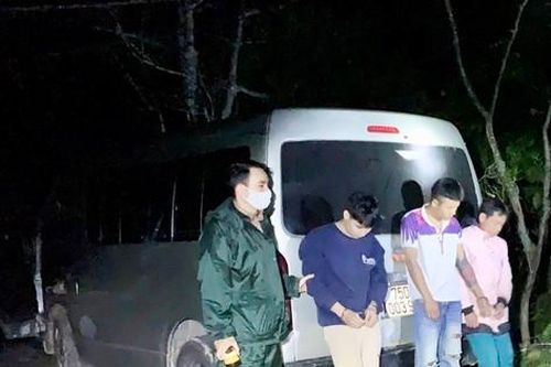 Bất ngờ bên trong ô tô khách 16 chỗ bị Biên phòng chặn bắt trên đường