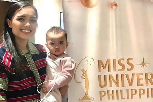 Thí sinh Hoa hậu Hoàn vũ Philippines bế theo con đến dự thi