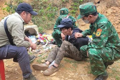 Trinh sát Biên phòng mật phục, quật ngã đối tượng ma túy
