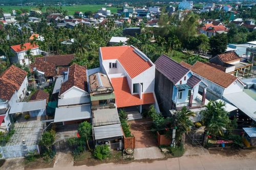 Ngôi nhà mái ngói đỏ mang nét xưa ở Quảng Ngãi, tái sử dụng nội thất cũ