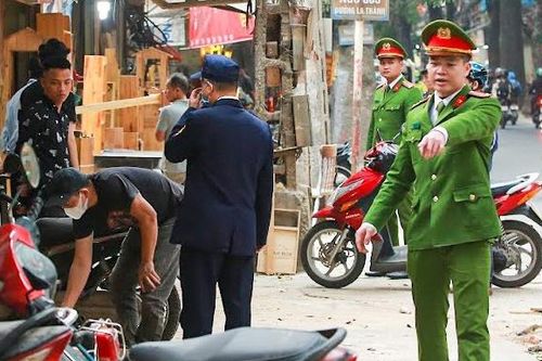 Hà Nội cắt thi đua nơi để lấn chiếm vỉa hè