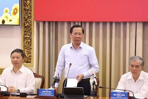 Chủ tịch TP.HCM chỉ đạo 'nóng': Làm ngay nhà vệ sinh công cộng, không bàn thêm