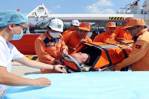 Cứu thợ máy người nước ngoài bị suy tim trên biển