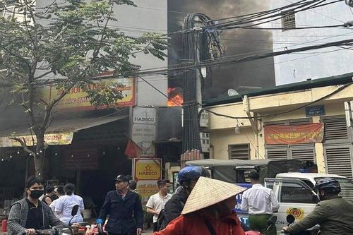 Cháy quán bia ở Hà Nội, khói lửa bốc nghi ngút