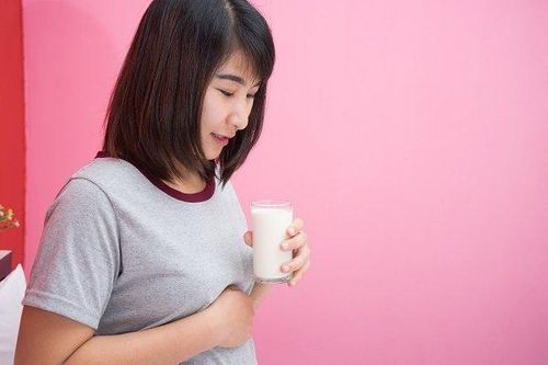 Đau dạ dày uống sữa được không, uống thế nào cho đúng?