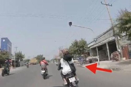 Kịch tính màn truy bắt hai tên cướp giật tài sản trên đường phố