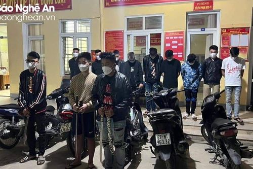Nhóm thanh, thiếu niên điều khiển xe máy mang theo hung khí trên địa bàn TP.Vinh