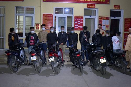 Triệu tập nhóm thanh thiếu niên điều khiển xe máy mang theo hung khí