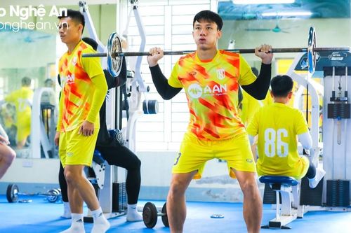 Quãng nghỉ V.League, Quế Ngọc Hải cùng đồng đội tại Sông Lam Nghệ An rèn thể lực
