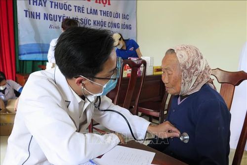 Khám, chữa bệnh miễn phí, tặng quà cho người dân xã đảo Nhơn Châu