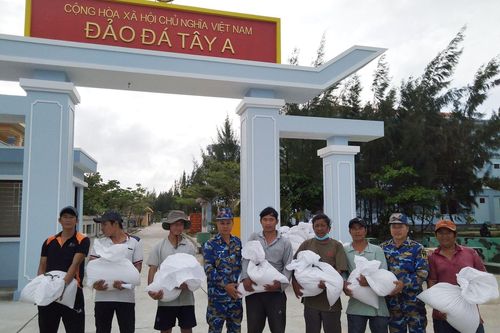 45 tàu cá Ninh Thuận được cán bộ chiến sĩ đảo Đá Tây hỗ trợ gạo và nước ngọt