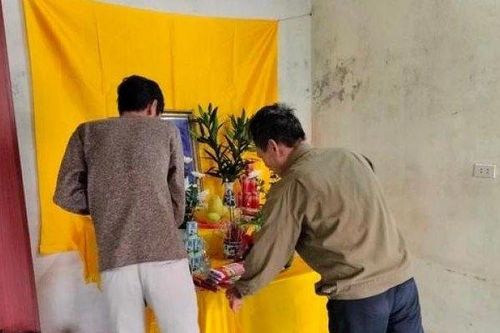 Vụ bé trai tử vong sau khi trở về từ điểm trông trẻ: Mẹ khóc gào gọi tên con