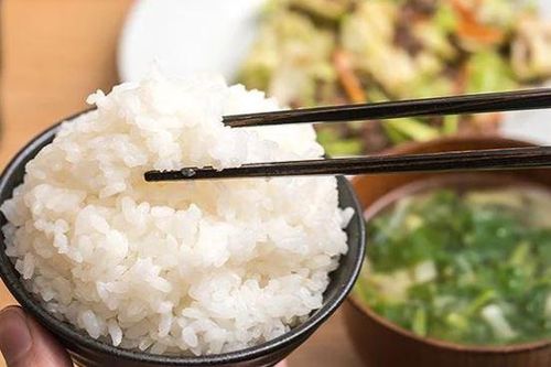 3 thói quen ăn cơm tưởng vô hại nhưng lại gây béo phì, tổn thương dạ dày