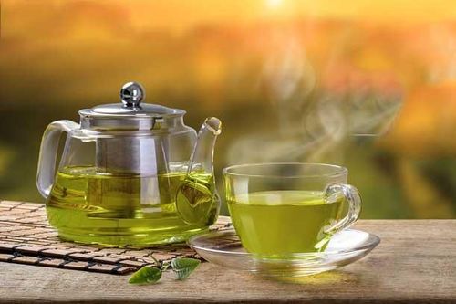 Đun sôi vài lá trà xanh theo cách này để gội, đảm bảo tóc không còn tí gàu nào, đen bóng óng mượt