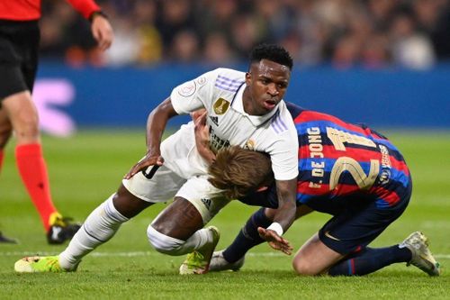 Vinicius 'ra đòn' siết cổ với De Jong, nhận ngay thẻ vàng