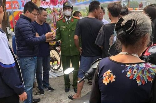 Hà Nội: Mâu thuẫn tại hội làng, người đàn ông bị đối thủ đâm gục bằng kéo
