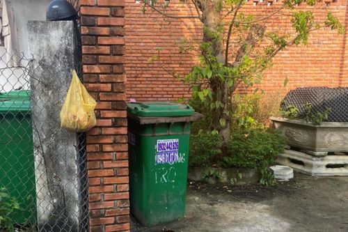 Nghe tiếng khóc trong thùng rác lúc rạng sáng, lại gần kiểm tra bàng hoàng với cảnh tượng trước mắt