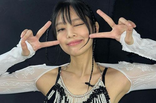 Jennie (Blackpink) gặp chấn thương vùng mặt