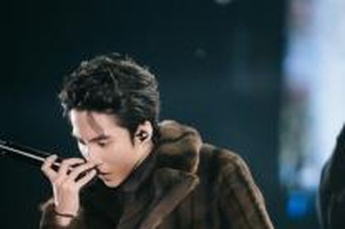 Sơn Tùng M-TP khiến mạng xã hội 'dậy sóng' vì mượn đồ của mẹ đi biểu diễn?