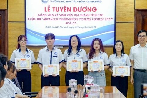 Tuyên dương khen thưởng sinh viên vô địch cuộc thi AISC'2022