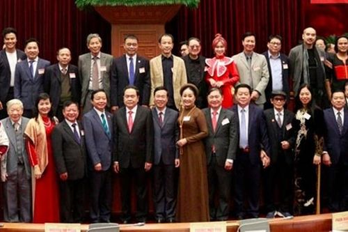 Căn cốt để phát triển văn học nghệ thuật