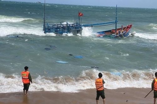 Hai ngư dân thoát chết khi sóng lớn đánh chìm tàu cá