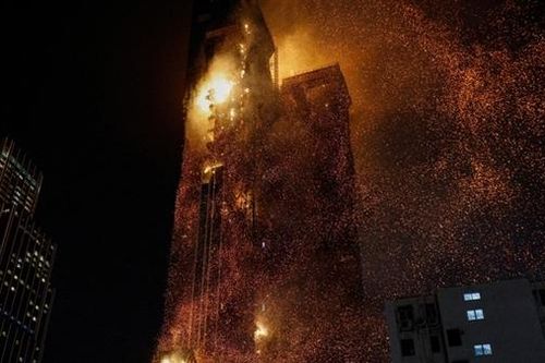Tòa nhà chọc trời đang xây ở Hong Kong cháy như bó đuốc