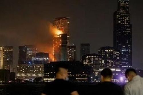 Cháy lớn cao ốc 42 tầng ở Hong Kong