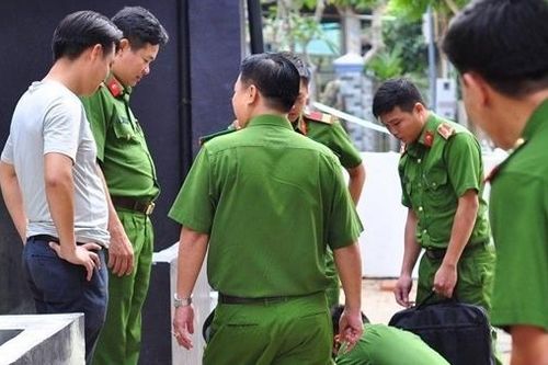 Người đàn ông tử vong với nhiều vết thương bên cạnh chiếc mỏ lết
