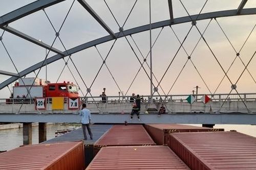 Sà lan chở 27 container bị kẹt cứng dưới gầm cầu Măng Thít