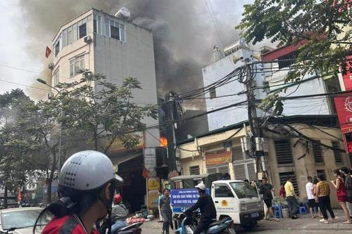 Quán bia 'phát hỏa', khói lửa ngùn ngụt
