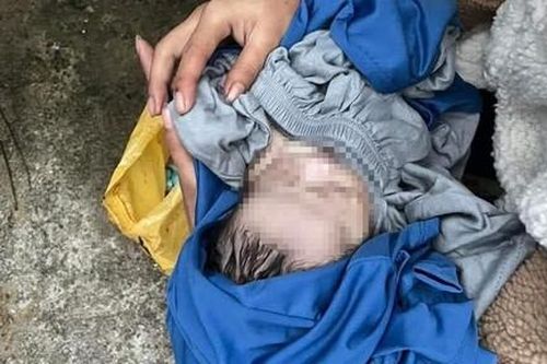 Cứu bé trai còn nguyên dây rốn bị bỏ trong thùng rác