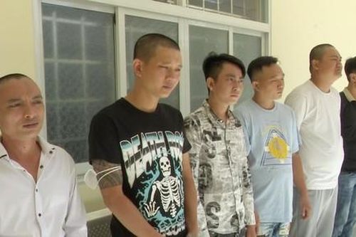 Khởi tố nhóm đối tượng mang súng đạn, dao kiếm đi giải quyết mâu thuẫn