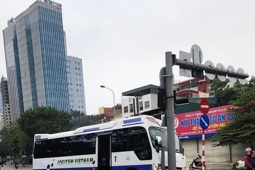 Hà Nội: Xe khách suýt đâm đổ hệ thống đèn tín hiệu giao thông