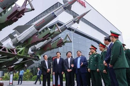 Thủ tướng làm việc với Tập đoàn Viettel về nghiên cứu, sản xuất sản phẩm công nghệ cao