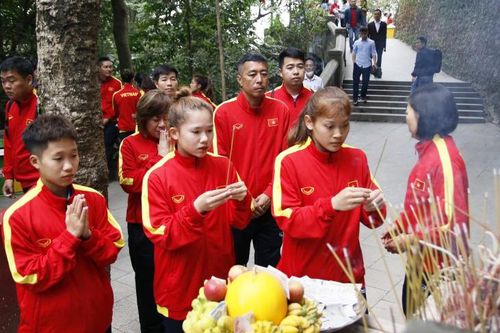 U20 nữ Việt Nam dâng hương tưởng niệm các Vua Hùng