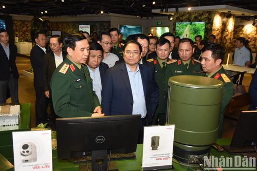 Thủ tướng Phạm Minh Chính thăm và làm việc tại khu nghiên cứu sản xuất công nghệ cao của Viettel