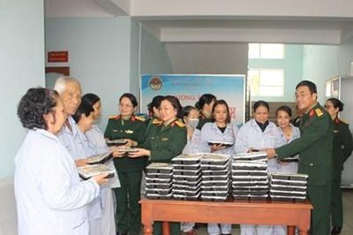 'Ấm áp bữa cơm nghĩa tình'
