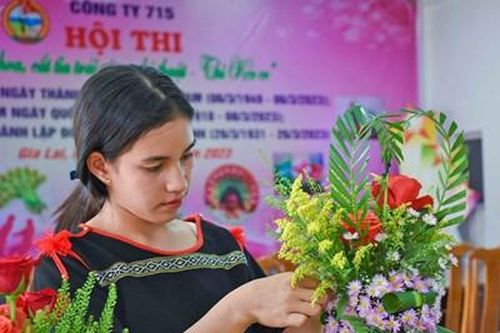 Hội thi 'Cắm hoa, cắt tỉa trái cây nghệ thuật và kéo co' Công ty 715: 'Gắn kết yêu thương'