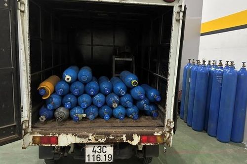 Hai thanh niên 'méo mặt' vì 'khí cười'!