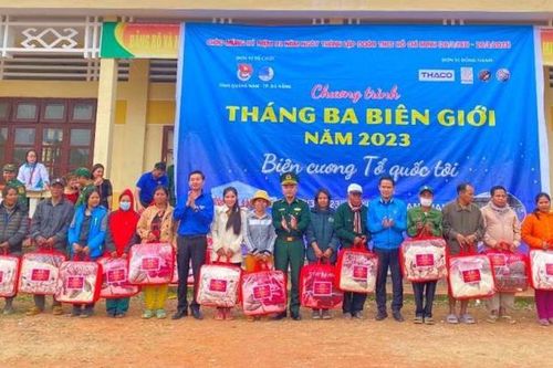 Khám chữa bệnh, phát thuốc, tặng quà cho học sinh, đồng bào biên giới