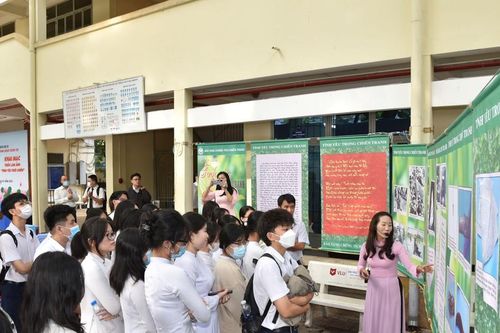Triển lãm ảnh 'Tình yêu thời chiến' giáo dục học sinh lòng yêu nước