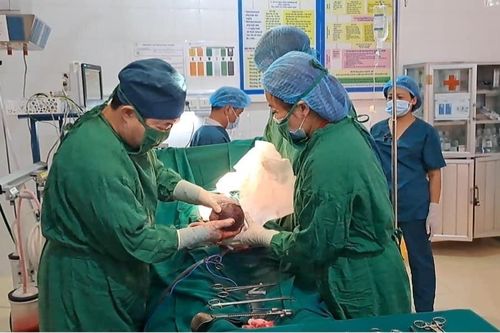 Cứu sống sản phụ ở Yên Bái bị cây đâm thủng bụng
