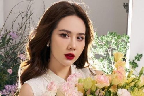 Phan Minh Huyền đọ sắc cùng hoa
