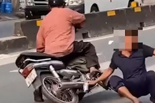 Say sưa nhún nhảy giữa đường người đàn ông bị xe máy tông