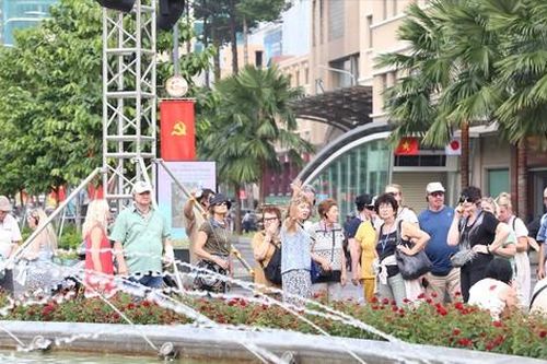 TPHCM xem xét lại việc thu thuế tiền hỗ trợ lao động mất việc
