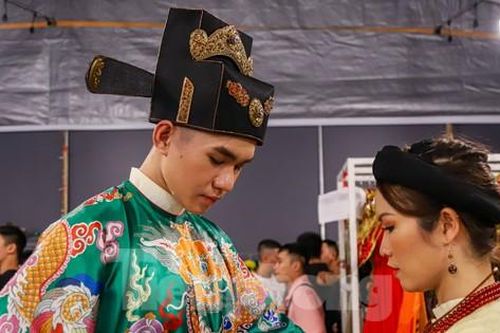 Người mẫu khiếm thị cùng hàng trăm nghệ sĩ, hoa hậu trình diễn tại Lễ hội áo dài TPHCM