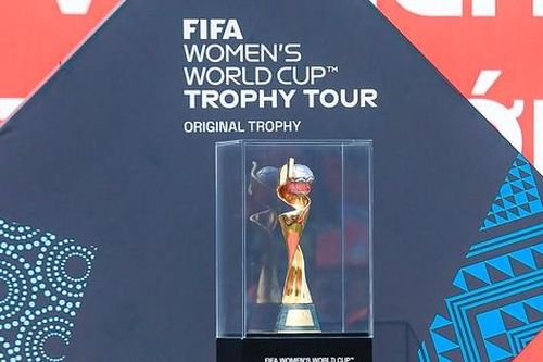 Cận cảnh Cúp Vàng World Cup nữ tại Hà Nội